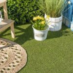 Sztuczna trawa we wnętrzu domu – efekt zielonej murawy